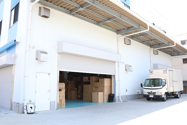 物流｜関西・関東にもそれぞれ委託倉庫を保有し、商品も多く保管しております。